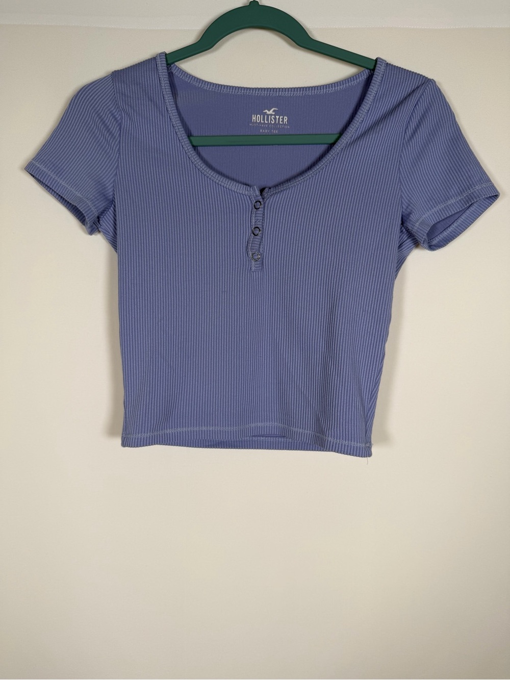 Hollister Must-Have Collection Baby Tee Ribbed Scoop Henley Crop Top in Lavender